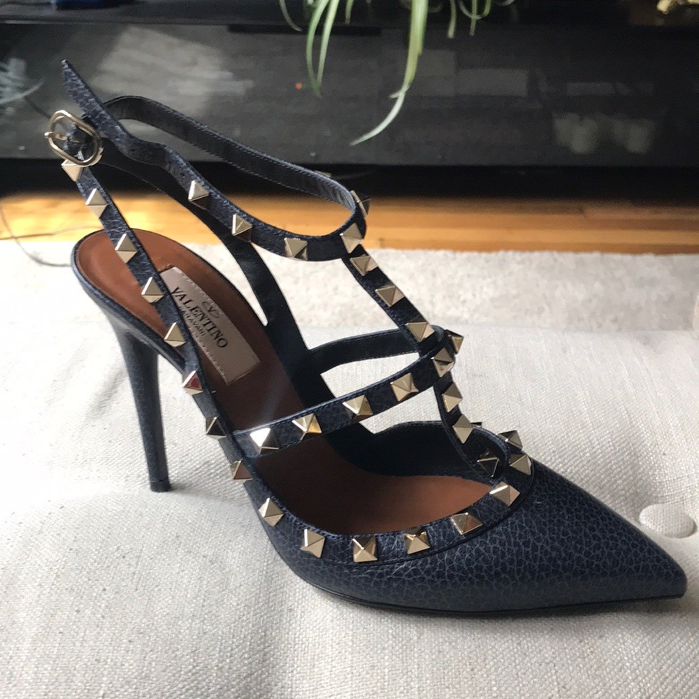 Valentino color navy